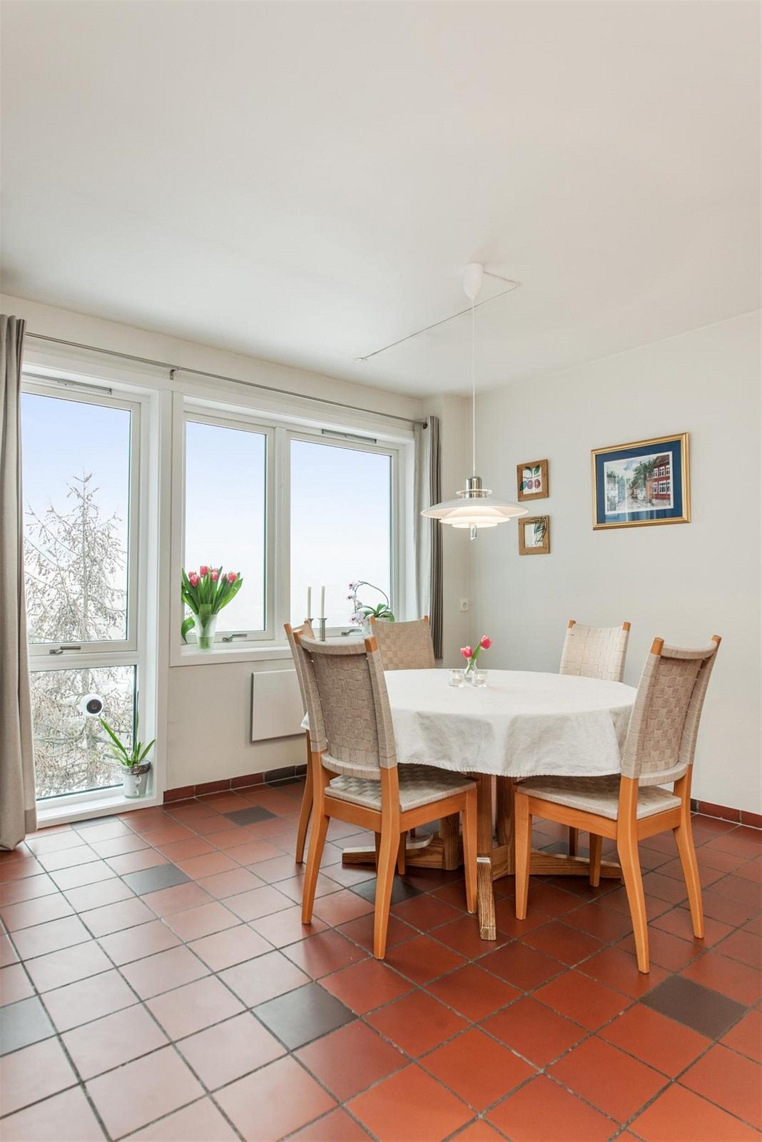 Hyggelig og god plass til spisebord ved siden av kjøkkenet. Flott utsikt mot Holmenkollen. Galleribilde