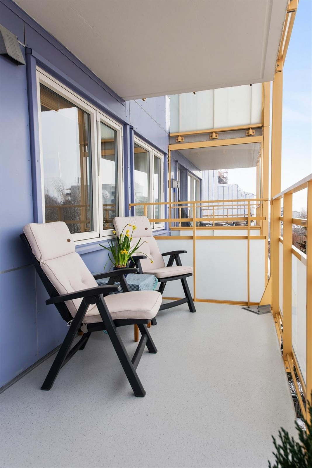 Solrik vestvendt balkong med utsyn på fellesareal. Galleribilde