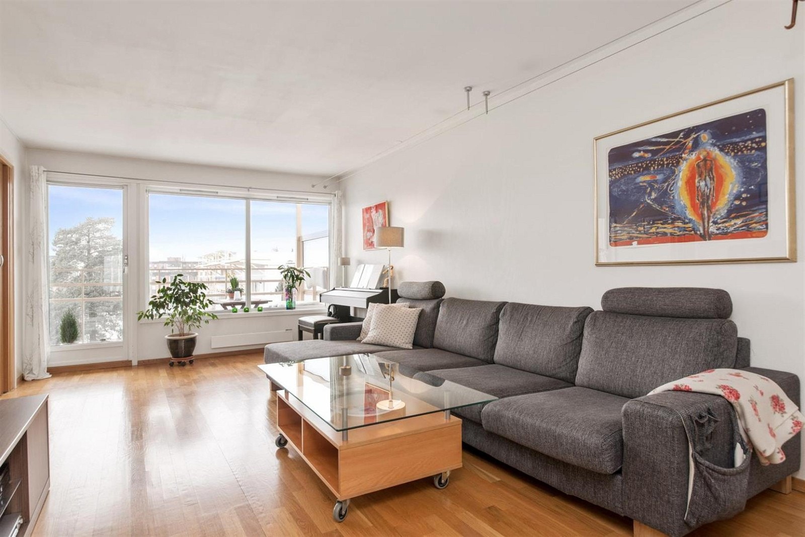 Usjenert stue med store fine vinduer og utgang til solrik vestvendt balkong. Galleribilde