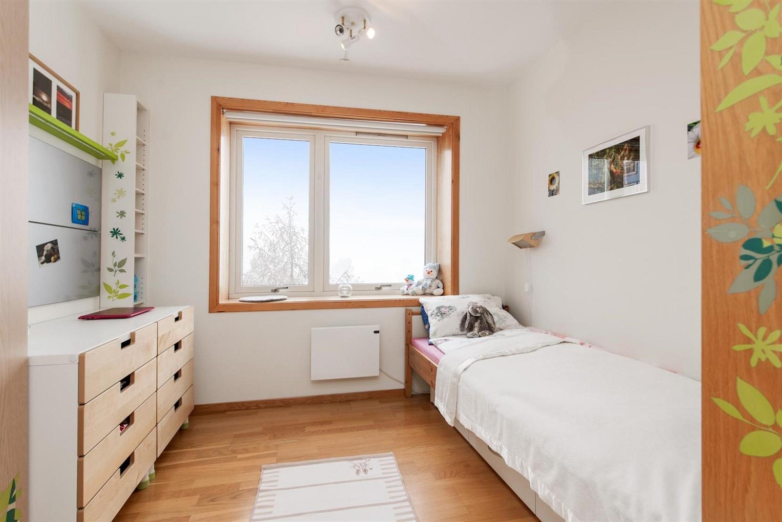 Soverom med garderobeskap. Flott utsikt mot Holmenkollen. Dyp vinduskarm. Galleribilde