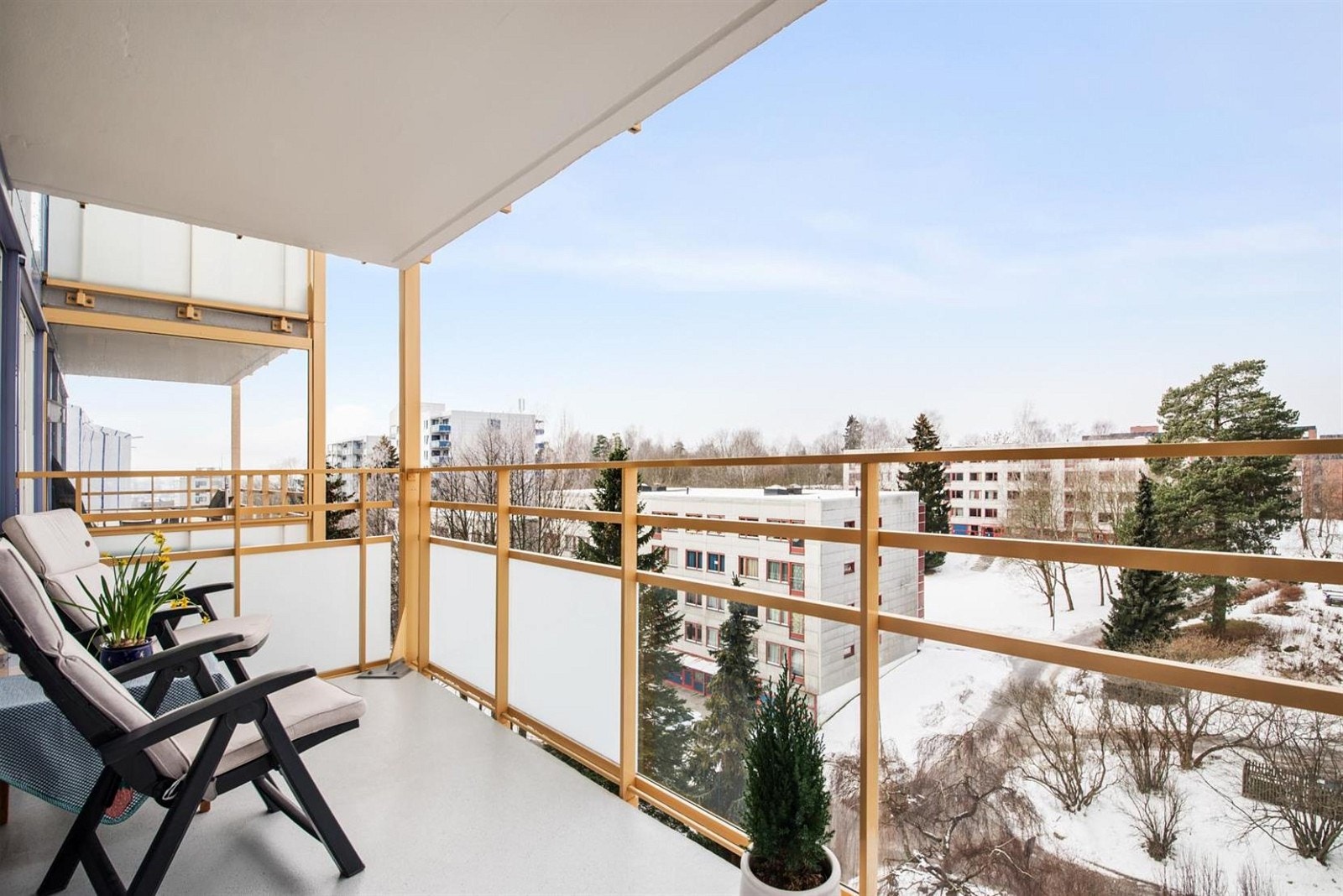 Vestvendt balkong på ca. 11 kvm. Plater og glass i rekkeverk. Balkongen er pusset opp i 2014. Galleribilde