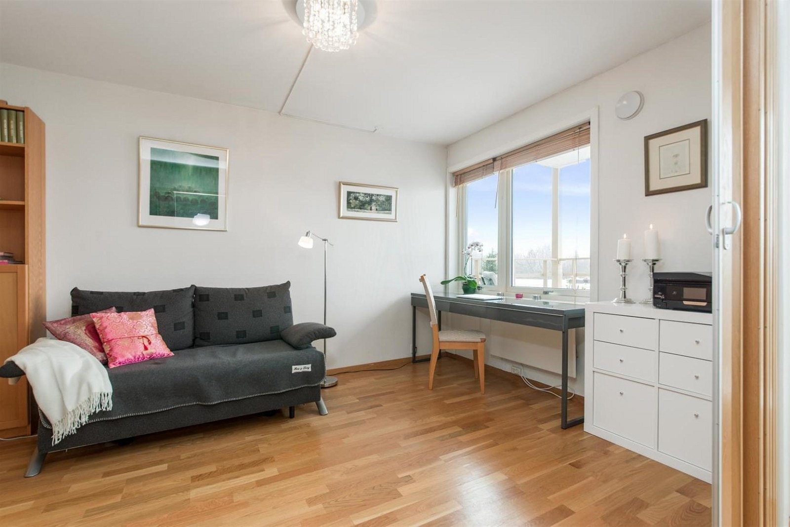 Soverom som i dag er innredet som et gjesterom med kontor. Galleribilde