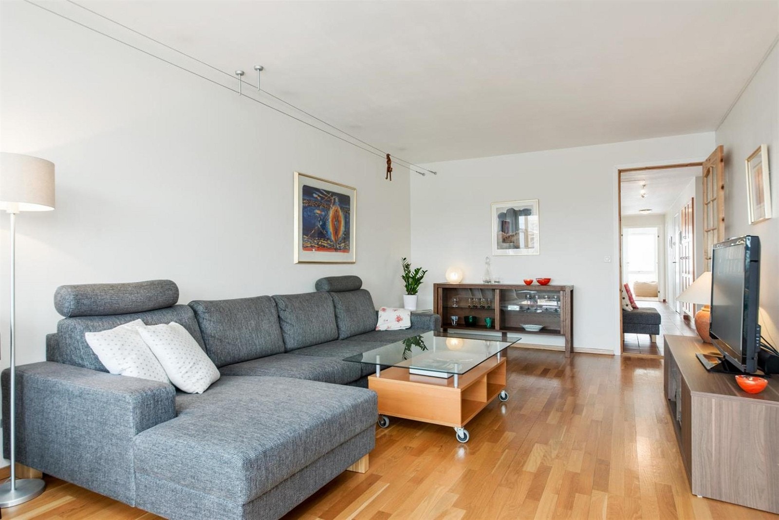 Stue med eikeparkett på gulv og hvite malte flater. Galleribilde