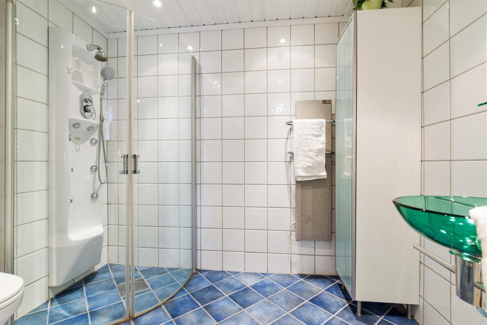 Dusjbad med wc. Nytt røropplegg i bygget i 2005. Badet er også modernisert i 2005. Galleribilde