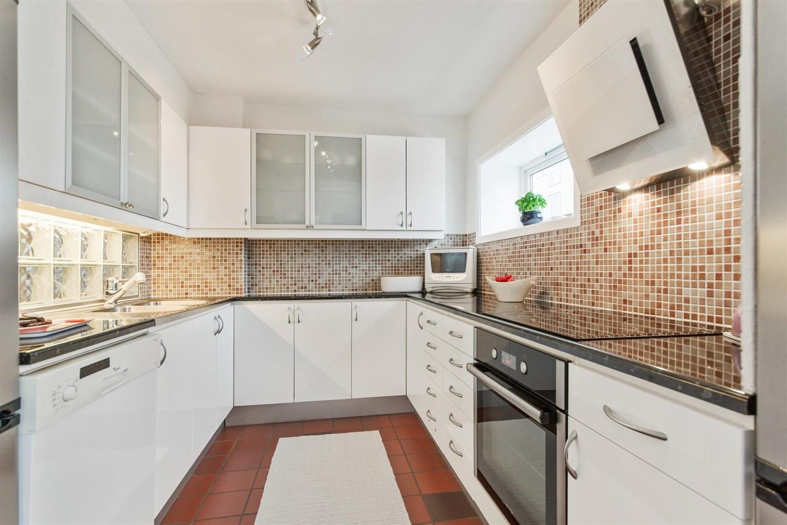 Fint og klassisk kjøkken med innredning med glatte fyllingsfronter. Fronter og skuffer fra 2007. Lekker vifte over induksjonstopp. Galleribilde