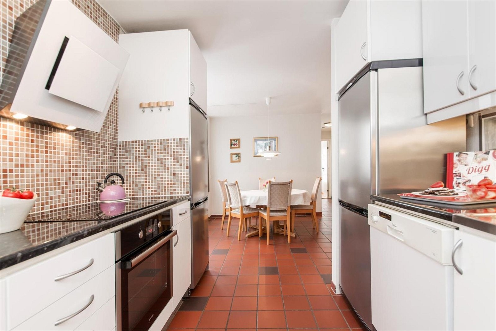 Meget god skap- og benkeplass. Det er plass til to kjøleskap/fryseskap. Galleribilde