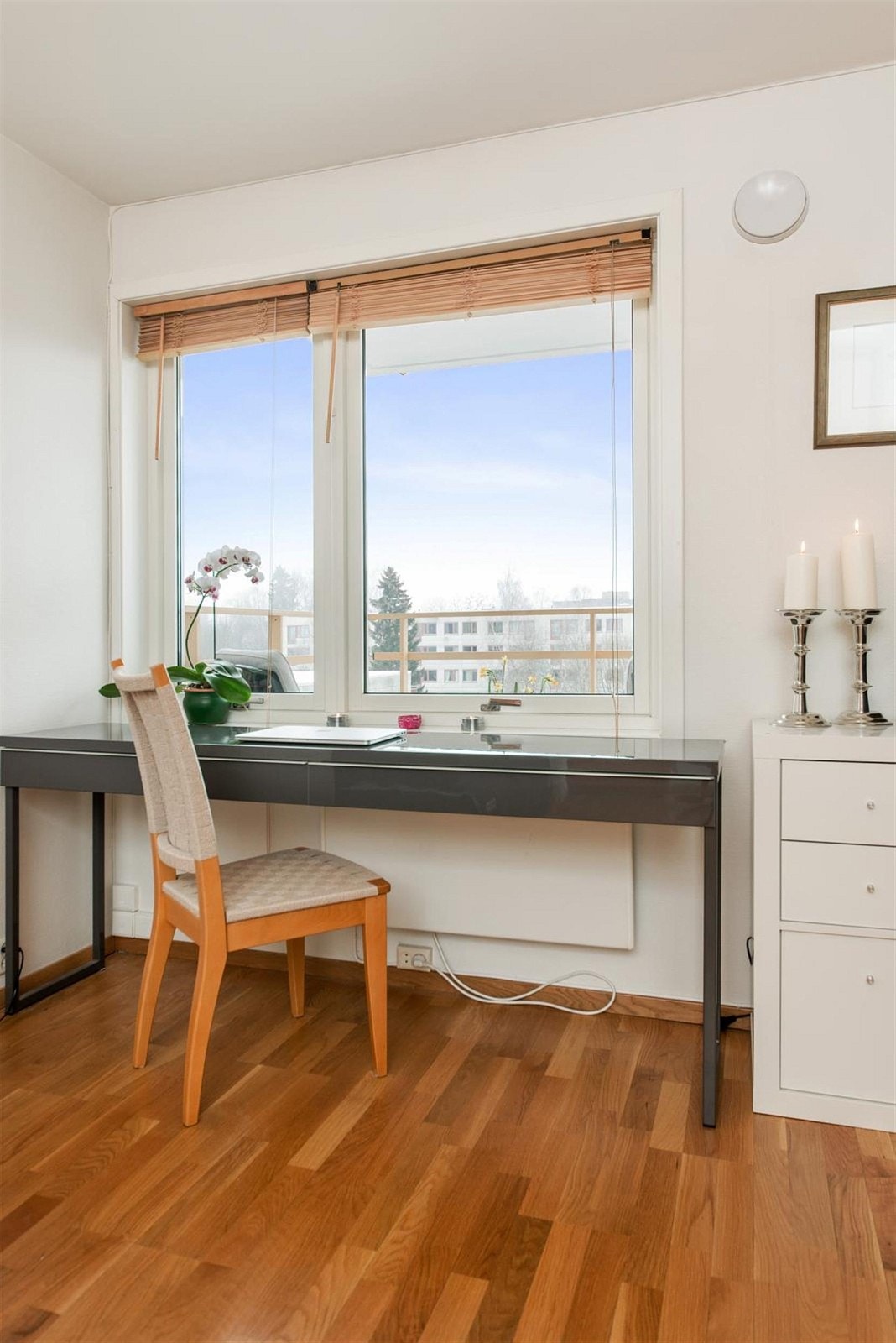 Det er fin plass for eksempelvis kontor med fin utsyn i rommet ved siden av stuen. Galleribilde