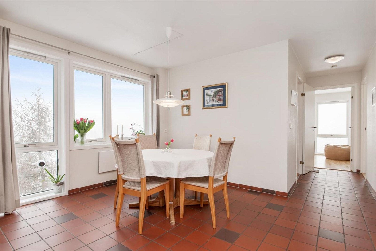 God plass til stort spisebord. Galleribilde