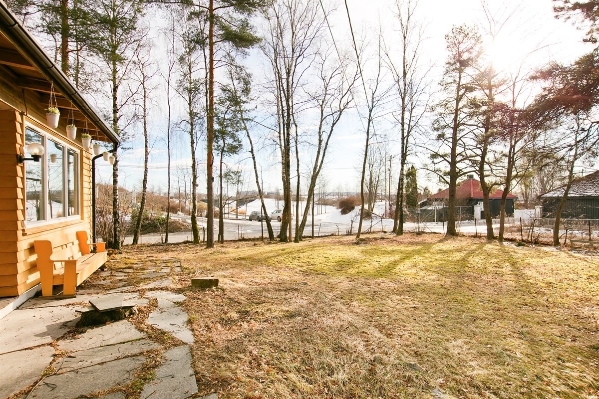 Pent opparbeidet hage med flotte solforhold. Her er det plass til å ha hageselskap eller la barna leke fritt Galleribilde