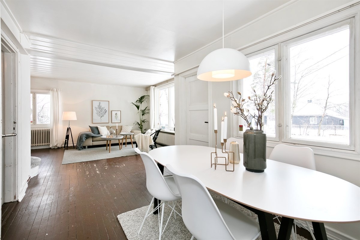 Spisestuen ligger fint til i en naturlig adskilt del av stuen Galleribilde