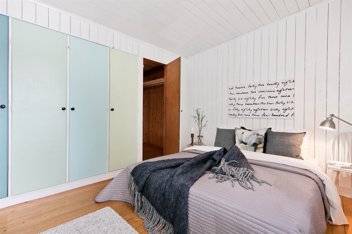 Hovedsoverommet har stor garderobe og praktisk walk-in-closet. Galleribilde