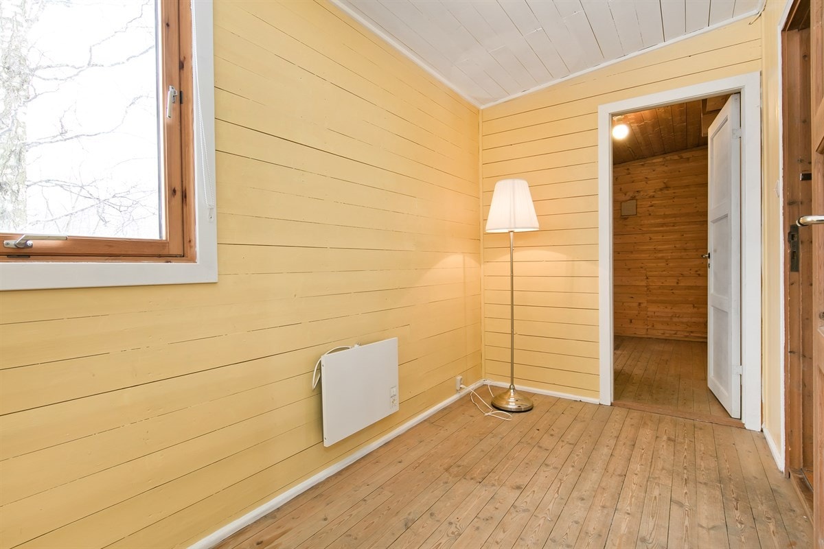 Fint soverom med dør til stor bod som også kan brukes som walk-in-closet. Originalt var hele dette arealet tenkt som loft/lagring Galleribilde