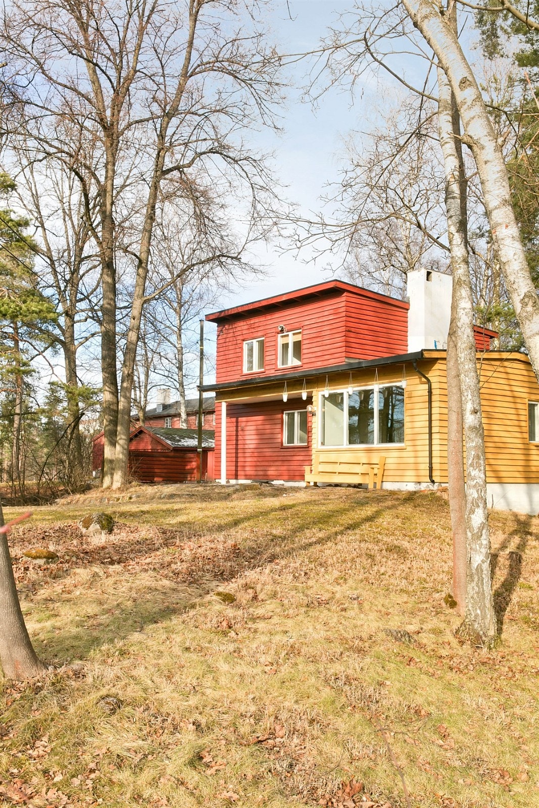 Funkishuset er tegnet av arkitekt Ole Øvergaard, og har en unik beliggenhet på populære Fornebulandet Galleribilde