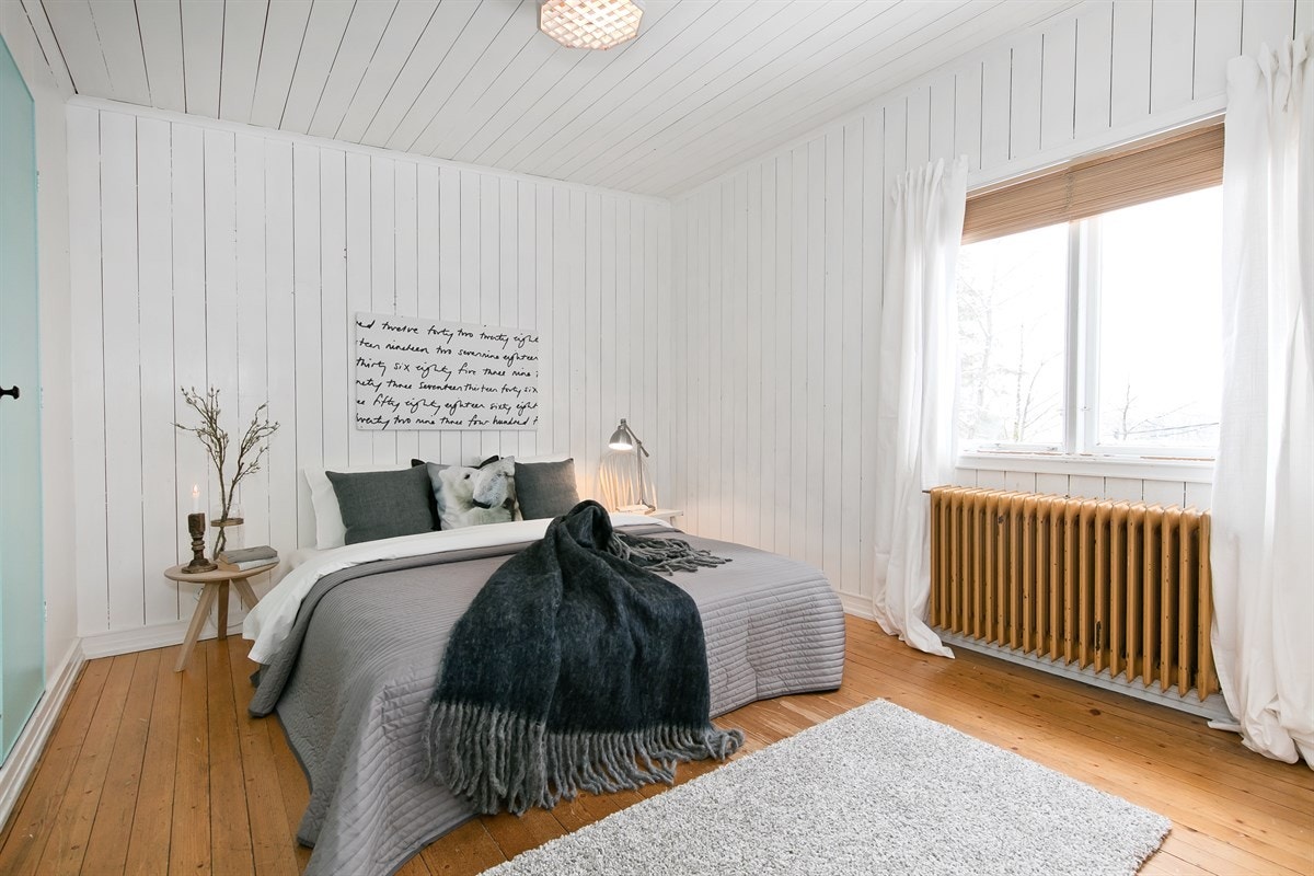 Romslig hovedsoverom med originale tregulv samt stort vindu med en flott utsikt over fjorden! Galleribilde