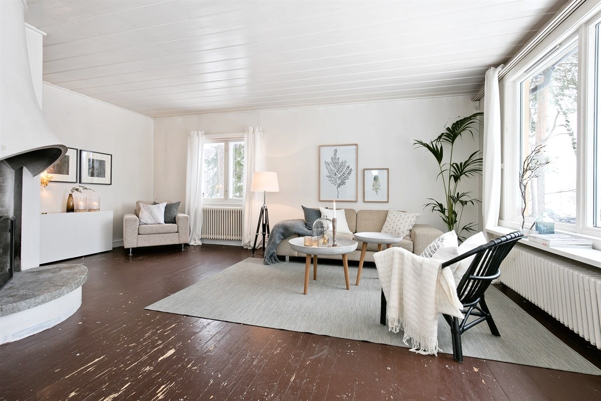 Romslig stue med store vindusflater som gir mye naturlig lys Galleribilde