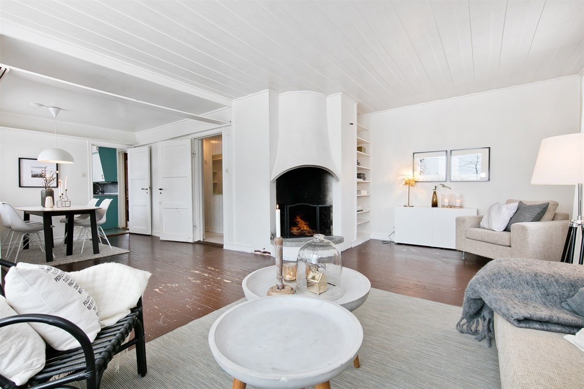 Stuen har plass til flere sittegrupper og har en flott original peis- perfekt til kalde kvelder! Galleribilde