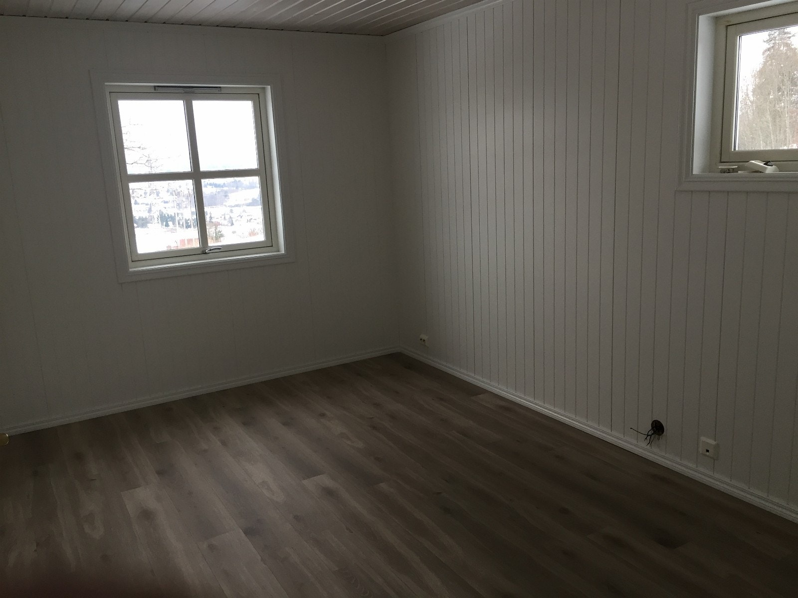 Soverommet er lyst med fin utsikt samme vei som stue - mot Hokksund. Galleribilde