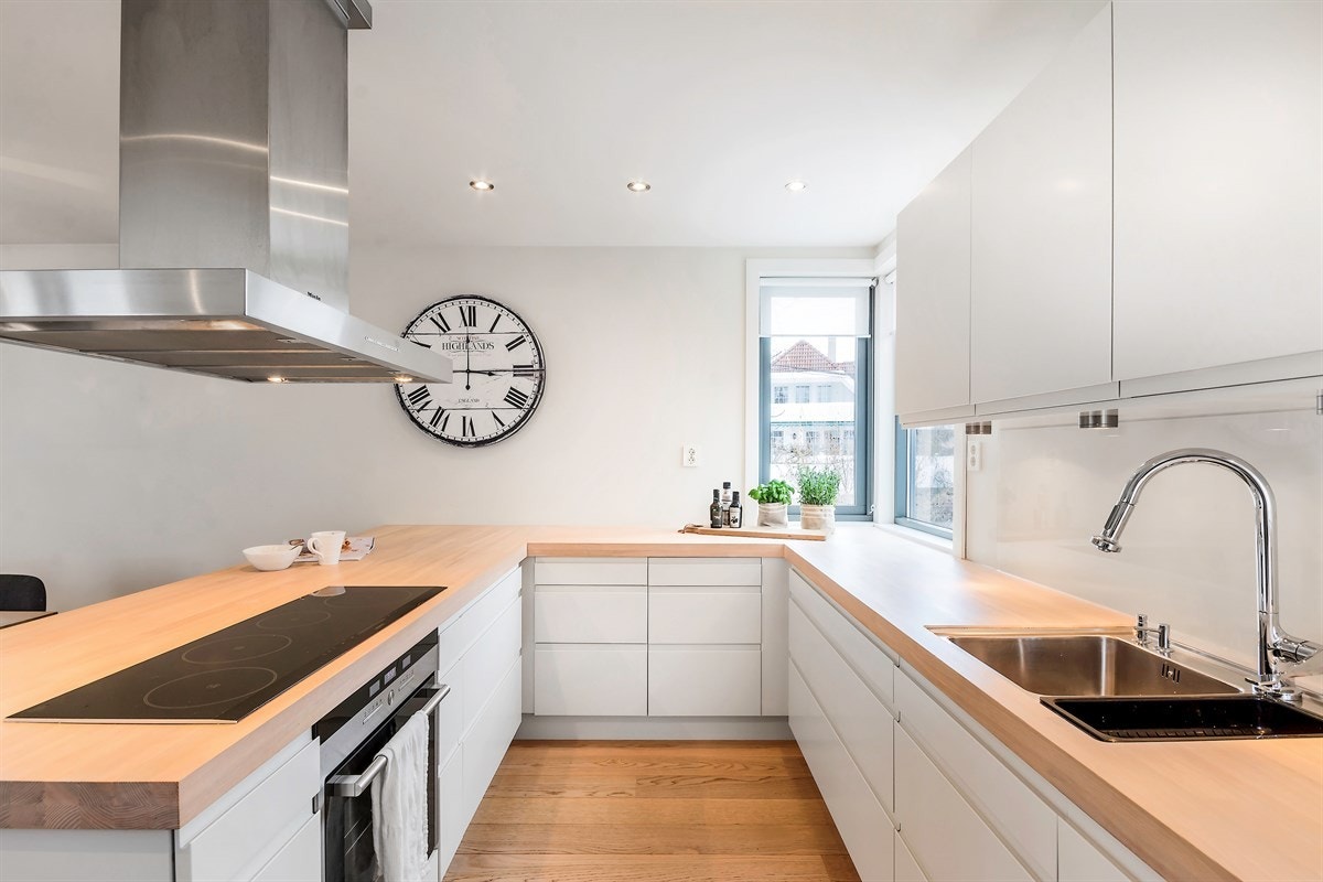 Innredningen fra HTH fremstår som rikelig utstyrt og har integrerte kvalitetshvitevarer Galleribilde