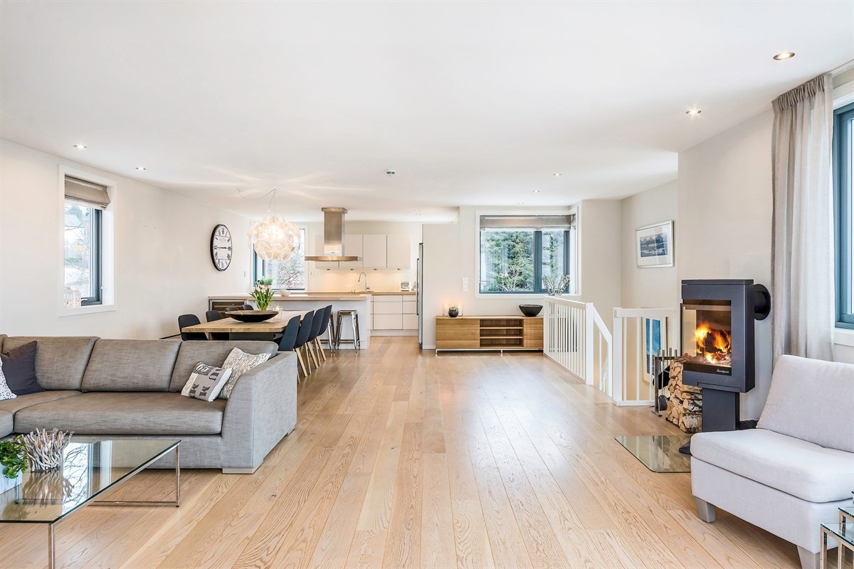 Stuen ligger i andre etasje med åpen løsning mot kjøkkenet, og har således vindusflater mot alle himmelretninger Galleribilde