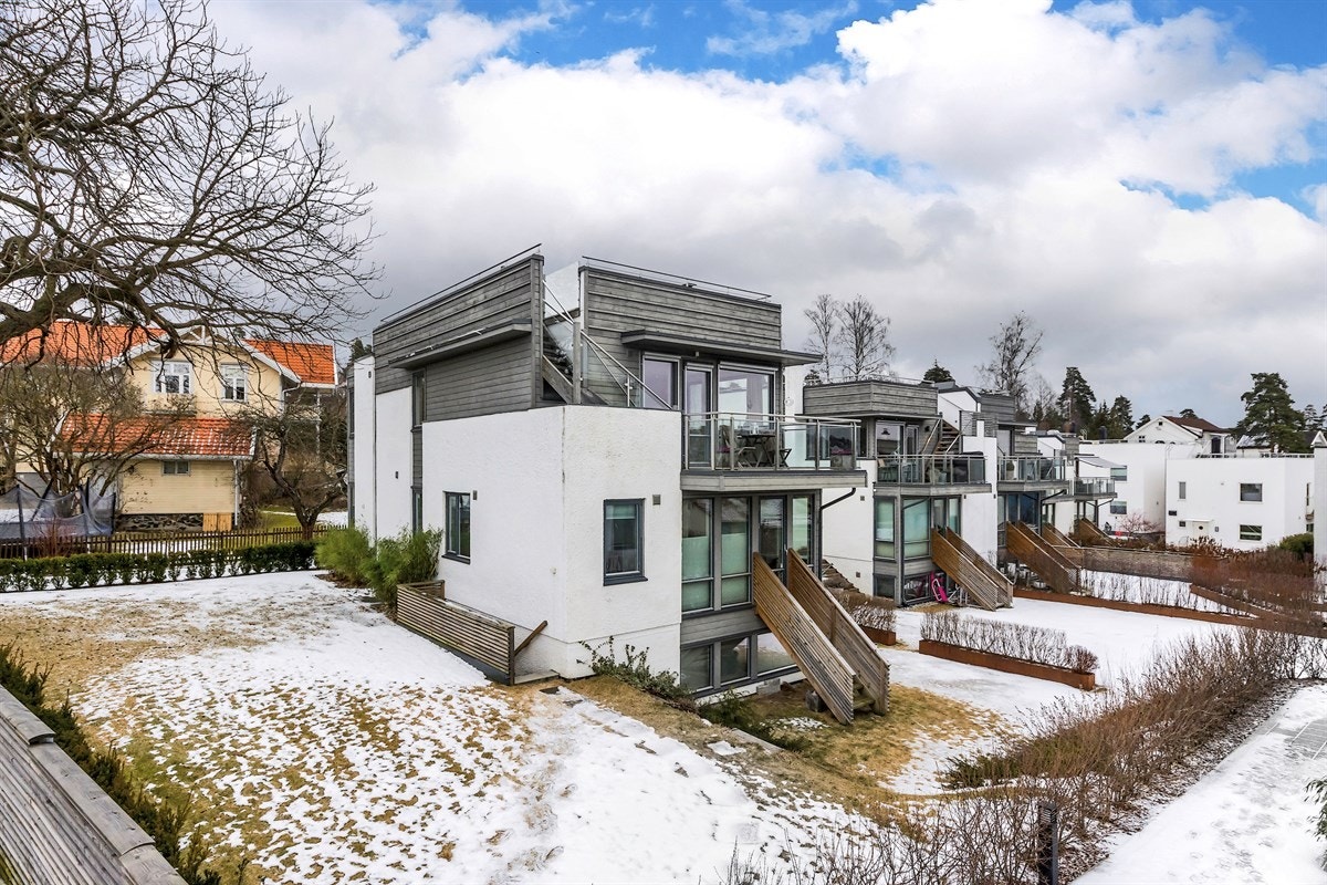 Her får du det beste av to verdener - et barnevennlig boligfelt og en pent opparbeidet hage Galleribilde