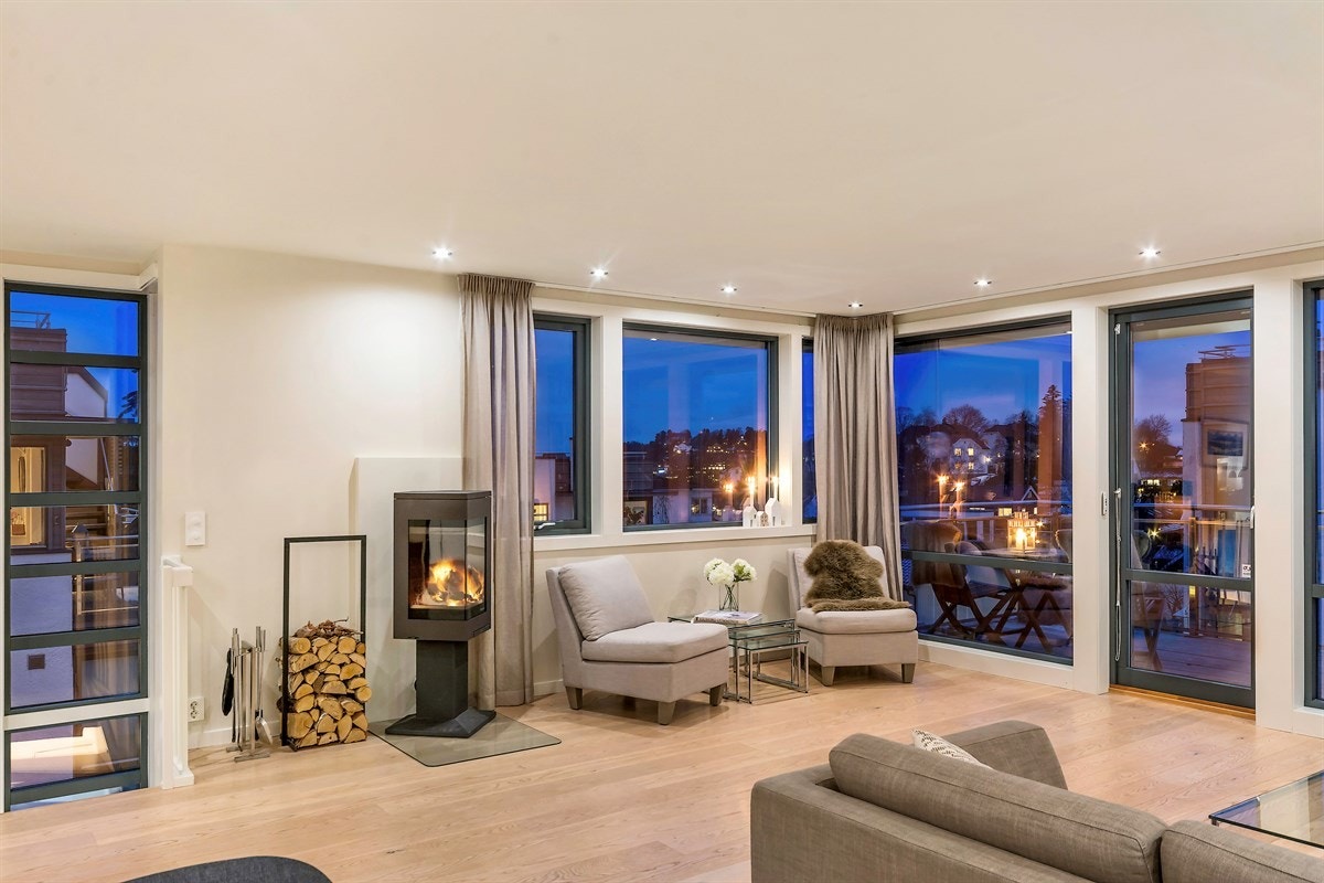 Fra stuen er det utgang til en vestvendt balkong med trapp opp til takterrassen Galleribilde