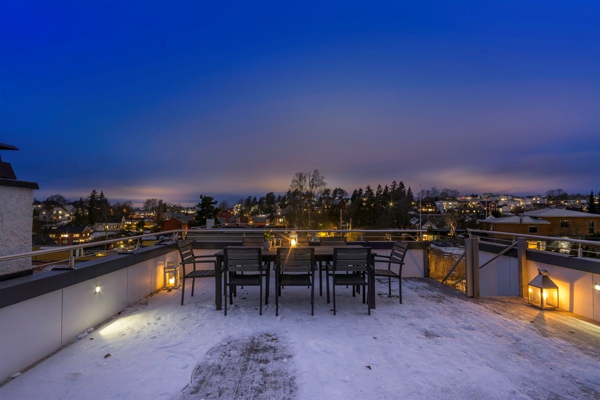 Takterrassen har optimale solforhold, panoramautsikt og trapp ned til en vestvendt balkong Galleribilde