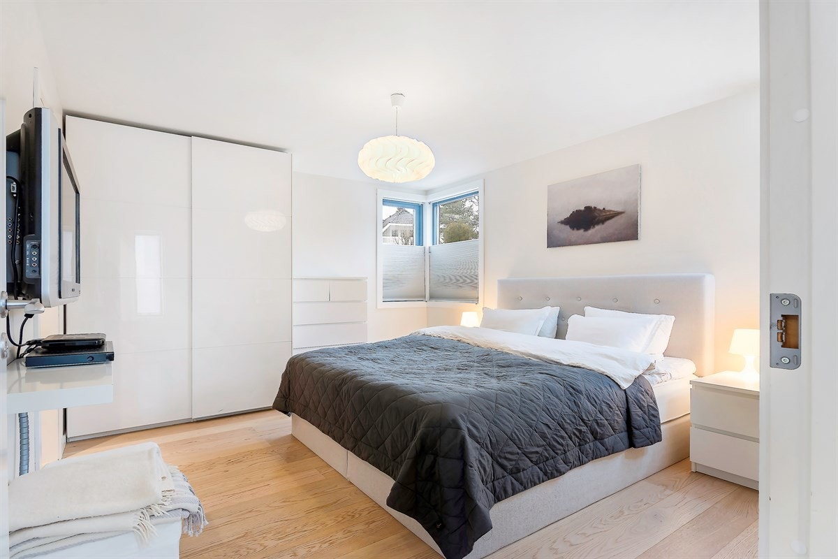 Eneboligen har til sammen fire fine soverom Galleribilde