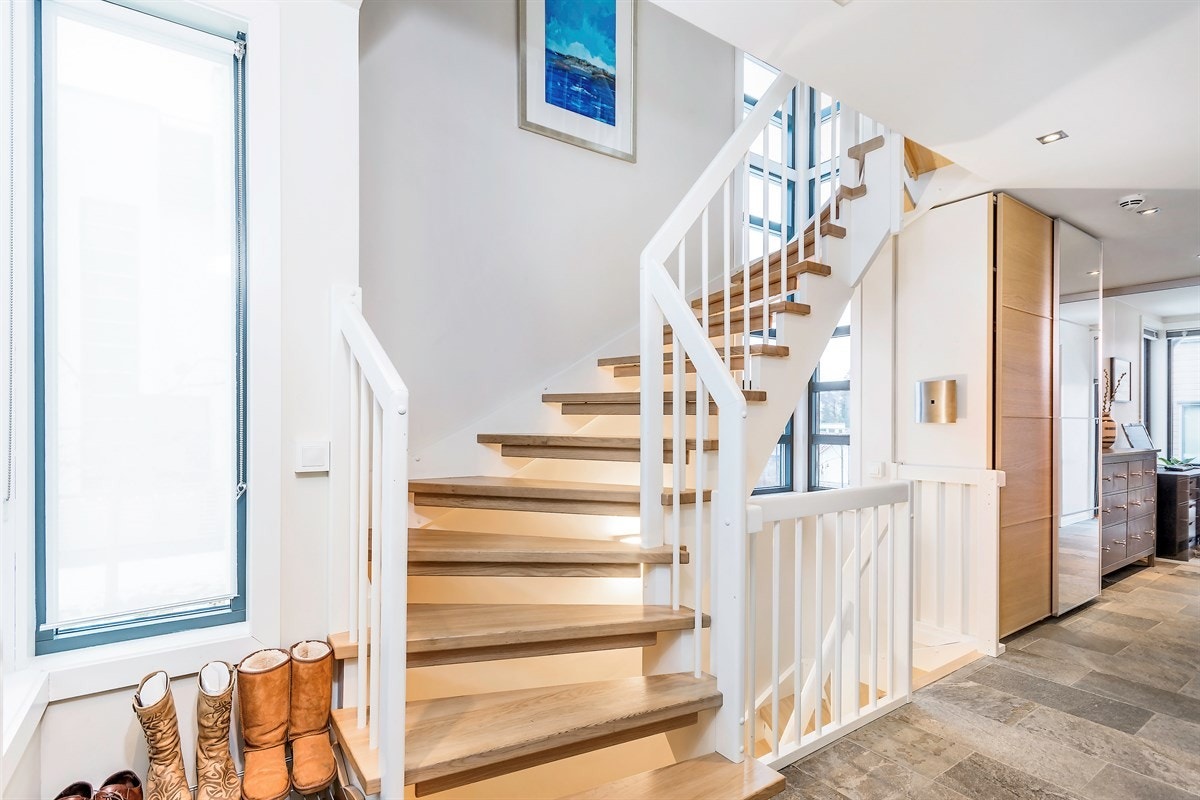 Eneboligen har hovedinngang i første etasje til en stilfull entré/gang Galleribilde