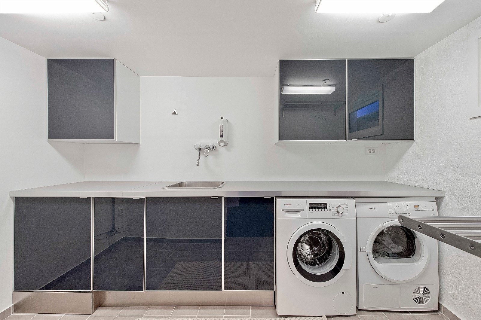 Lekkert vaskerom i underetasjen. Her har man godt med benke- og skapplass. Galleribilde