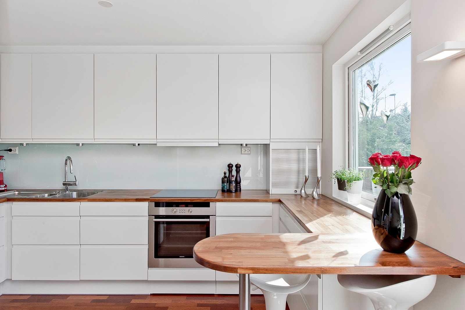 Kjøkkenet ble renovert i 2008 og er fra kvalitetsleverandøren HTH. Galleribilde