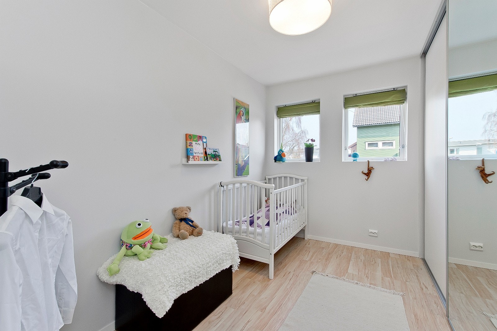 Soverommene har også lyse overflater på veggene med listfrie overganger mot taket. Galleribilde