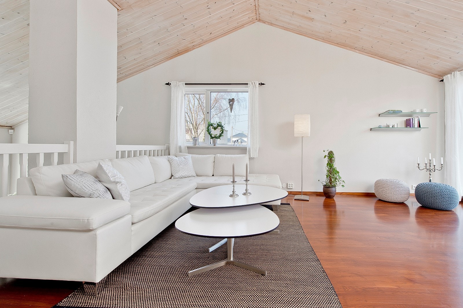 Stuen har god plass til en stor sofaseksjon. Galleribilde