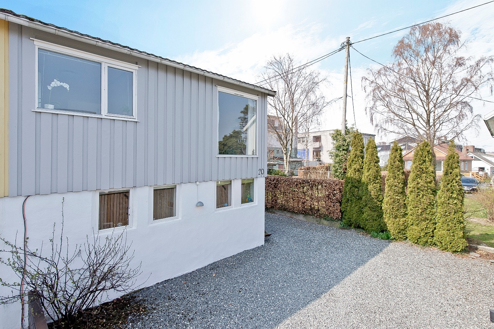 I gårdsrommet har man parkering til flere biler. Galleribilde