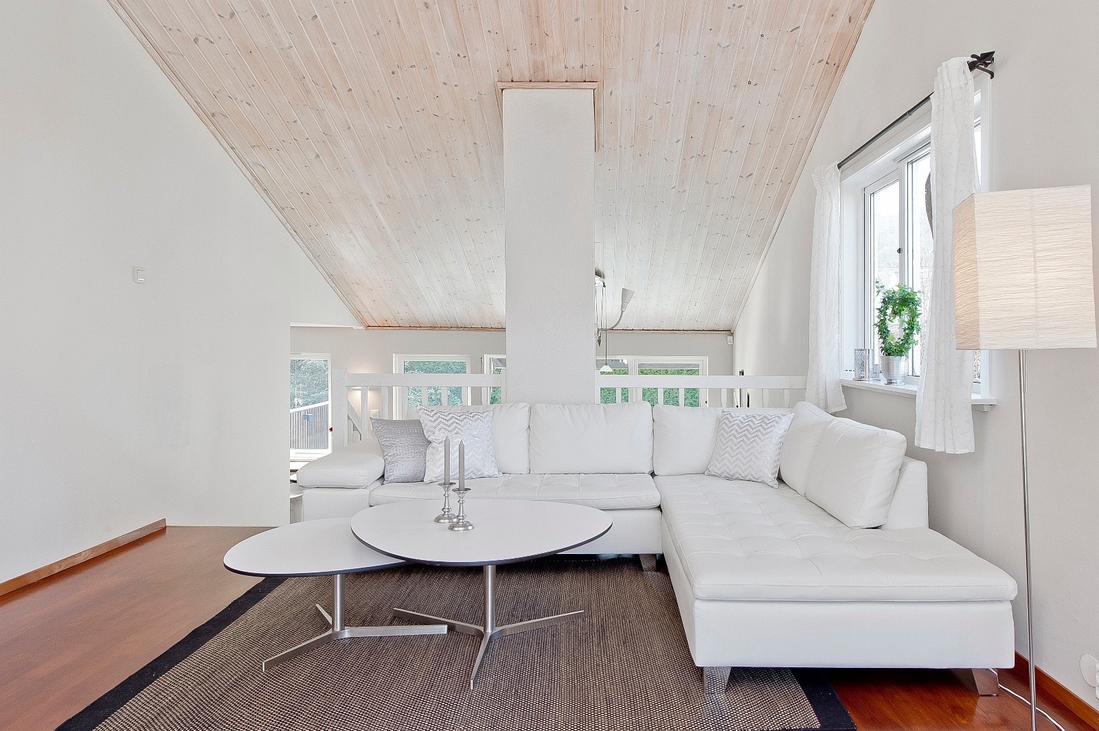 Stuen har ekstra god takhøyde, da det er åpent opp til møne. Galleribilde