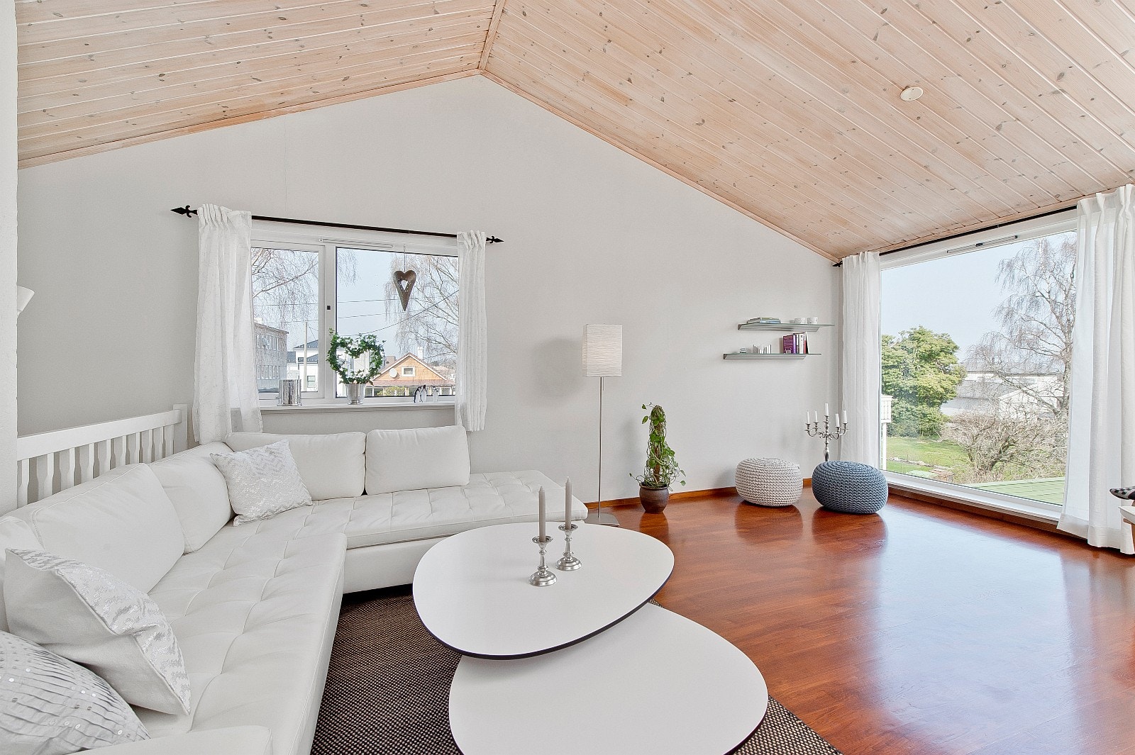 Stuen har ekstra god takhøyde, da det er åpent opp til møne. Galleribilde