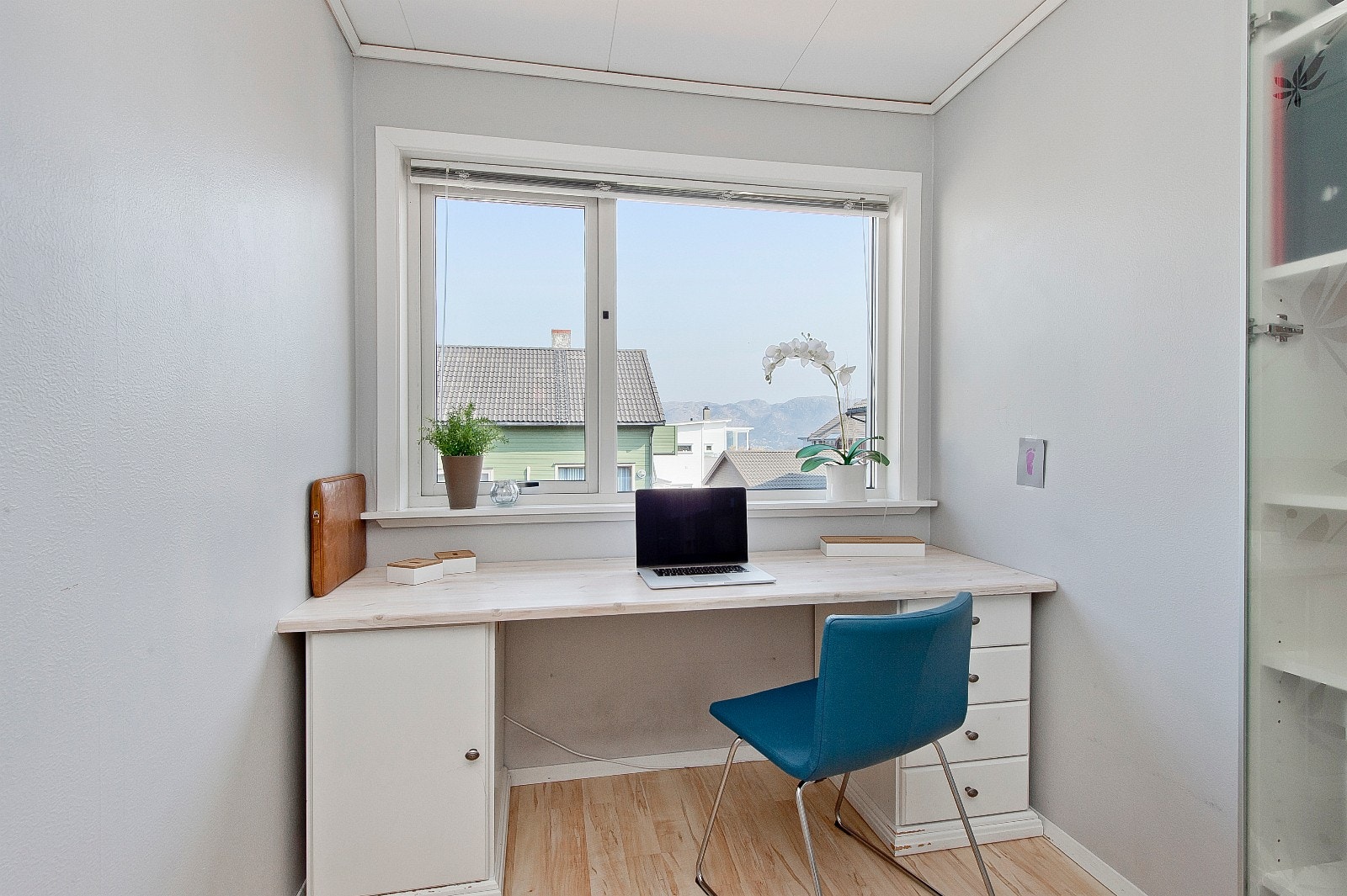 Dette soverommet/ Kontor ligger i tilknytning til stuen. Galleribilde