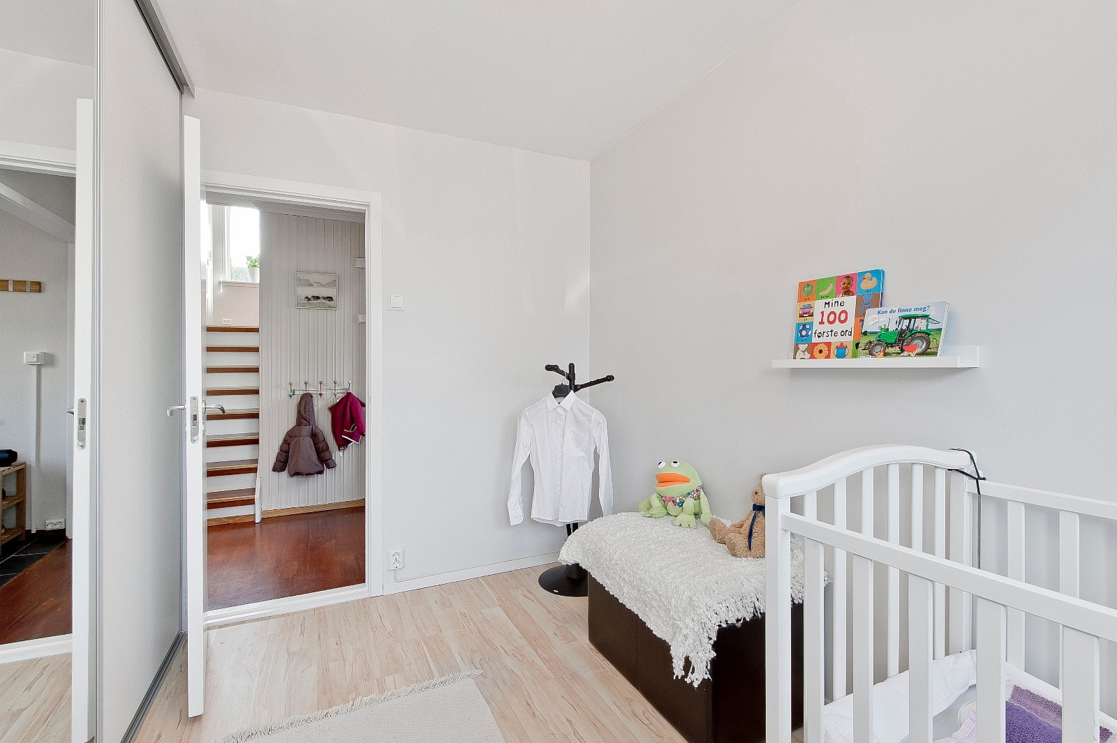 Soverommene har også lyse overflater på veggene med listfrie overganger mot taket. Galleribilde