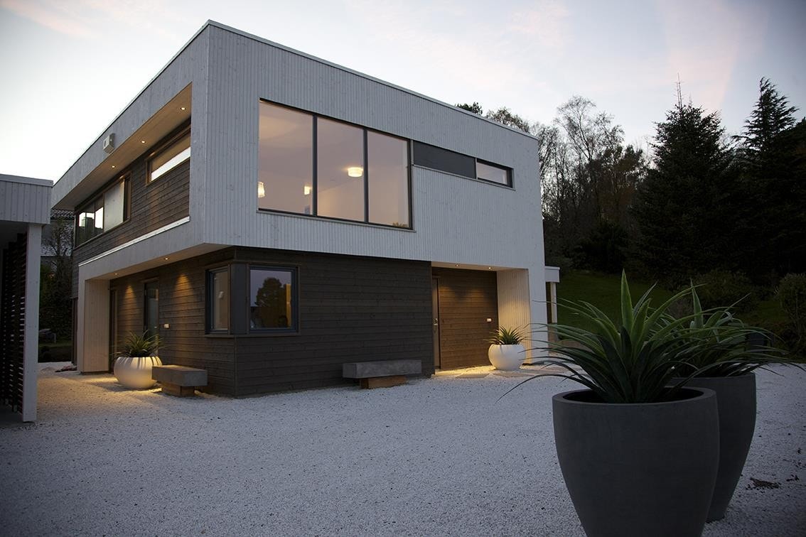 To innganger til huset, pent opparbeidet tomt og rikelig med plass til parkering. Galleribilde