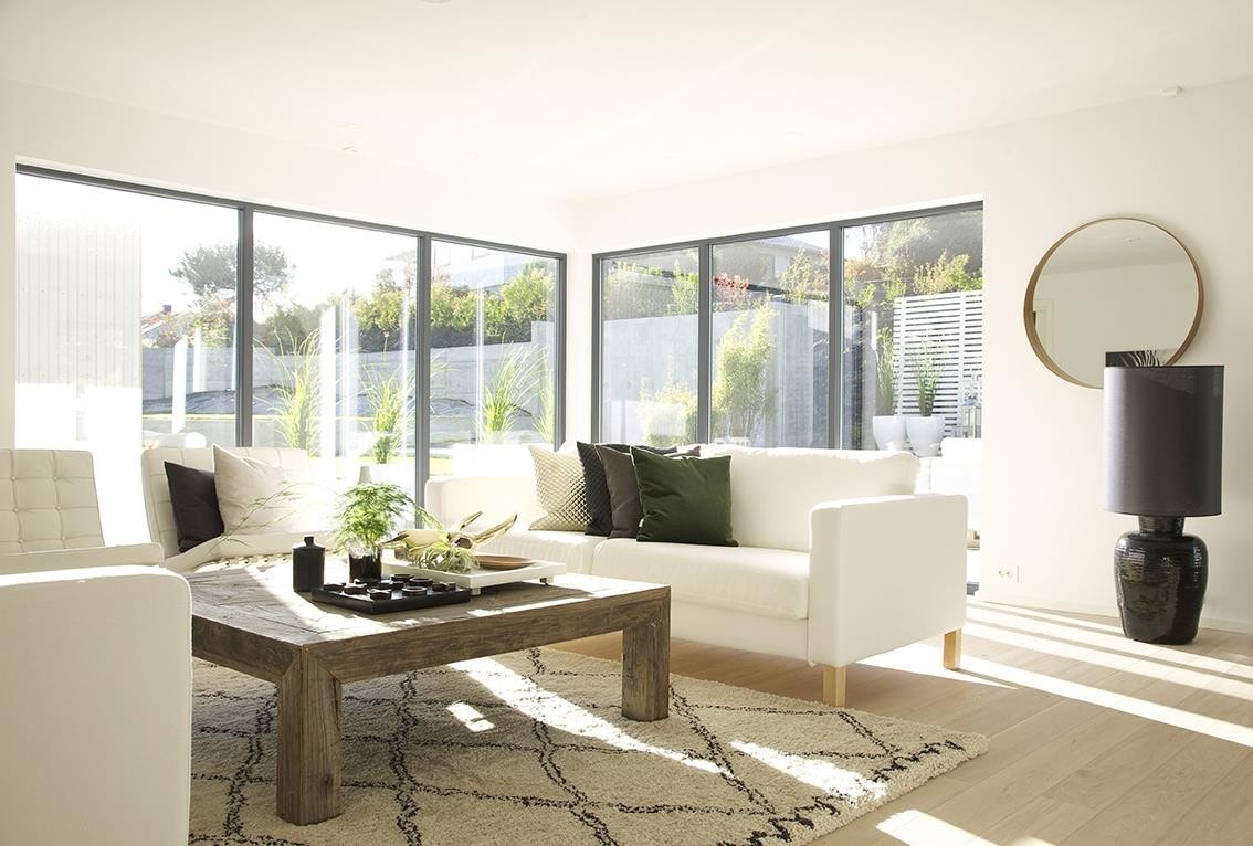 Store vindusareal som er med til å bidra til den luftige romfølelsen. Galleribilde