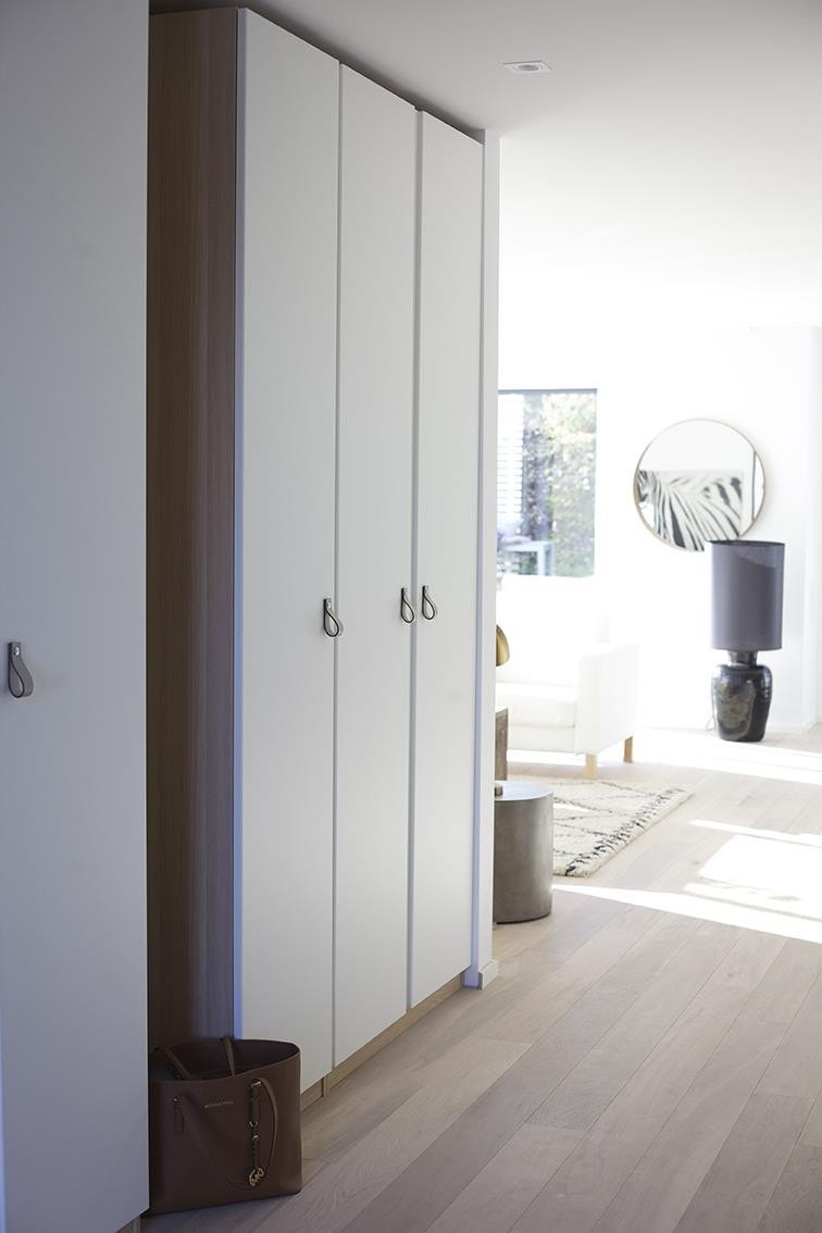 Velkommen inn- her er det rikelig med plass i gangen, også til store og praktiske garderobeskap. Galleribilde