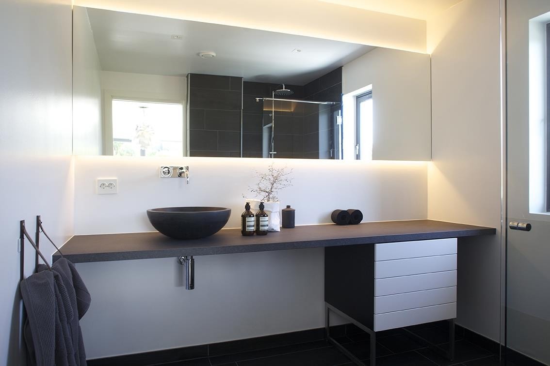 Flott fliselagt bad med dusj, vask, toalett- alt i lekker utførelse. Galleribilde