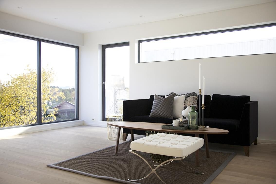 Stuen i 2 etasje er like stor og enda luftigere enn den i første etasje. Galleribilde