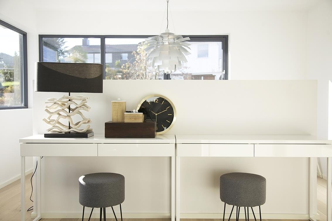 Her kan man sitte i eget soverom i ro og fred og forberede seg til dagen etter man har hatt en dusj på soverommets eget bad. Galleribilde