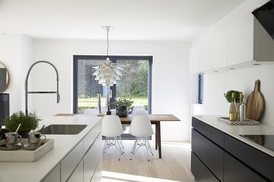 Fra kjøkken og spisestue kan man åpne opp den doble terrassedøren og ønske naturen en god morgen. Galleribilde