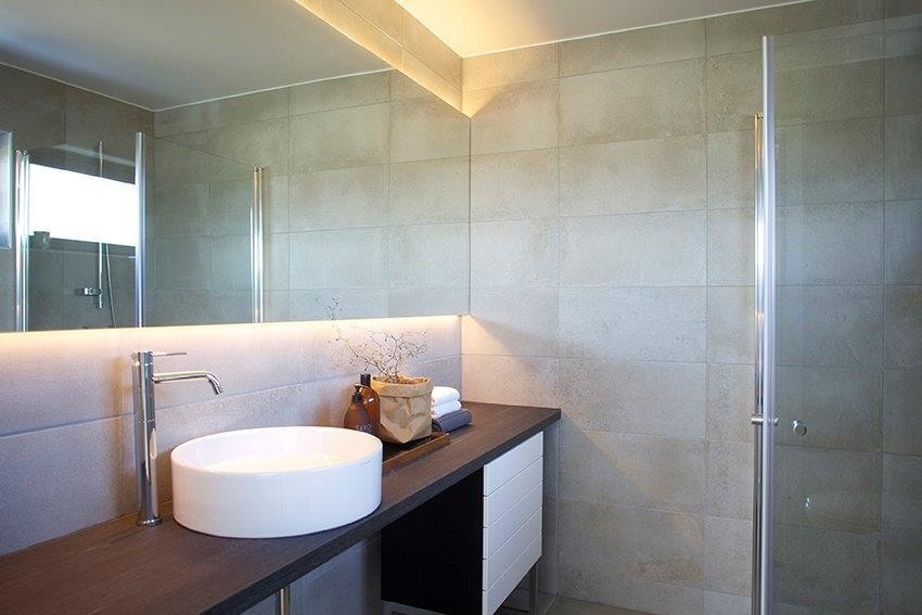 Som et tredje bad i huset er det eget for resten av familien i annen etasje, lekkert og stilrent som resten av huset. Galleribilde