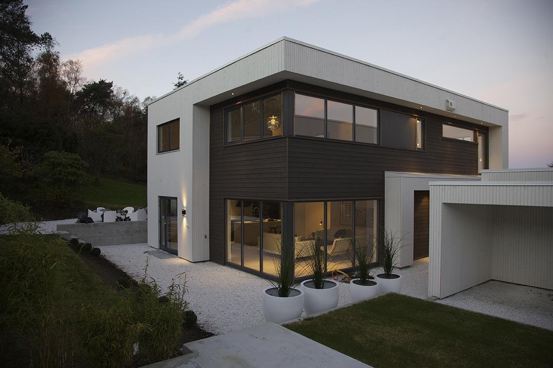 Et delikat og herlig hus- her fotografert i lett høstskumring. Galleribilde