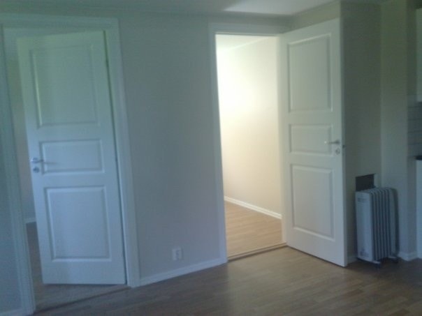 Dører inn til soverom fra stue Galleribilde