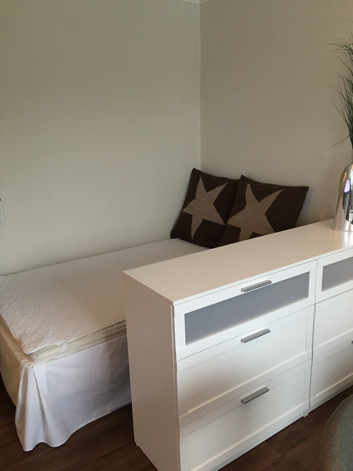 Seng adskilt fra sofagruppe med kommode Galleribilde