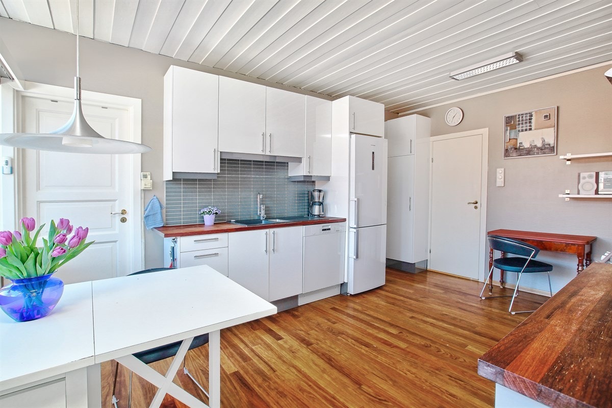 Kjøkken, lyst og praktisk. Godt med benk-/skapplass. Tilknyttet stor bod/mul.kjølerom. Galleribilde