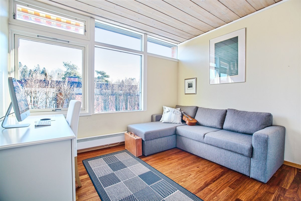 Stue nr. 2 eller soverom nr. 4? Lyst og trivelig. Usjenert også her. Skyvedør mot stuen. Galleribilde